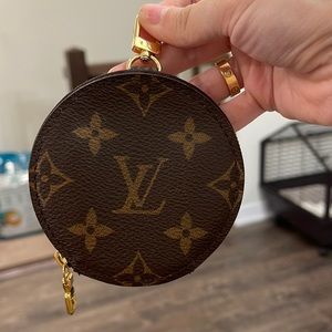 Louis vuitton round coin purse